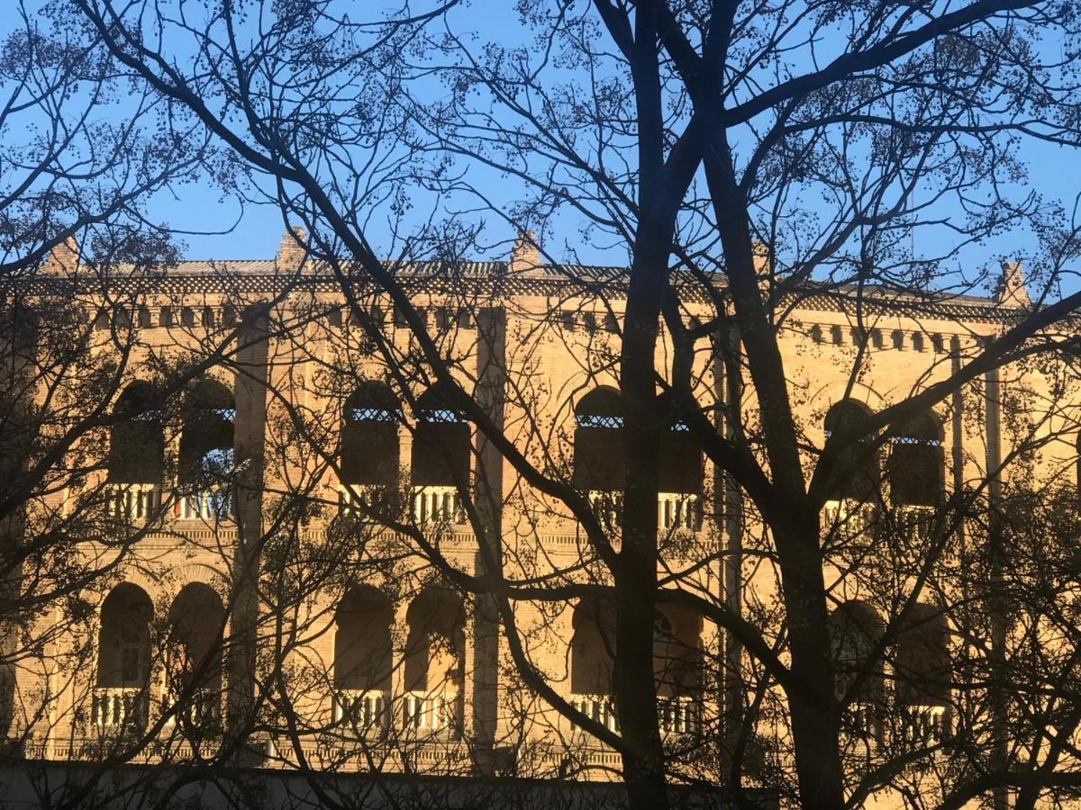Duerme Junto A La Plaza De Toros De Granada.アパートメント エクステリア 写真